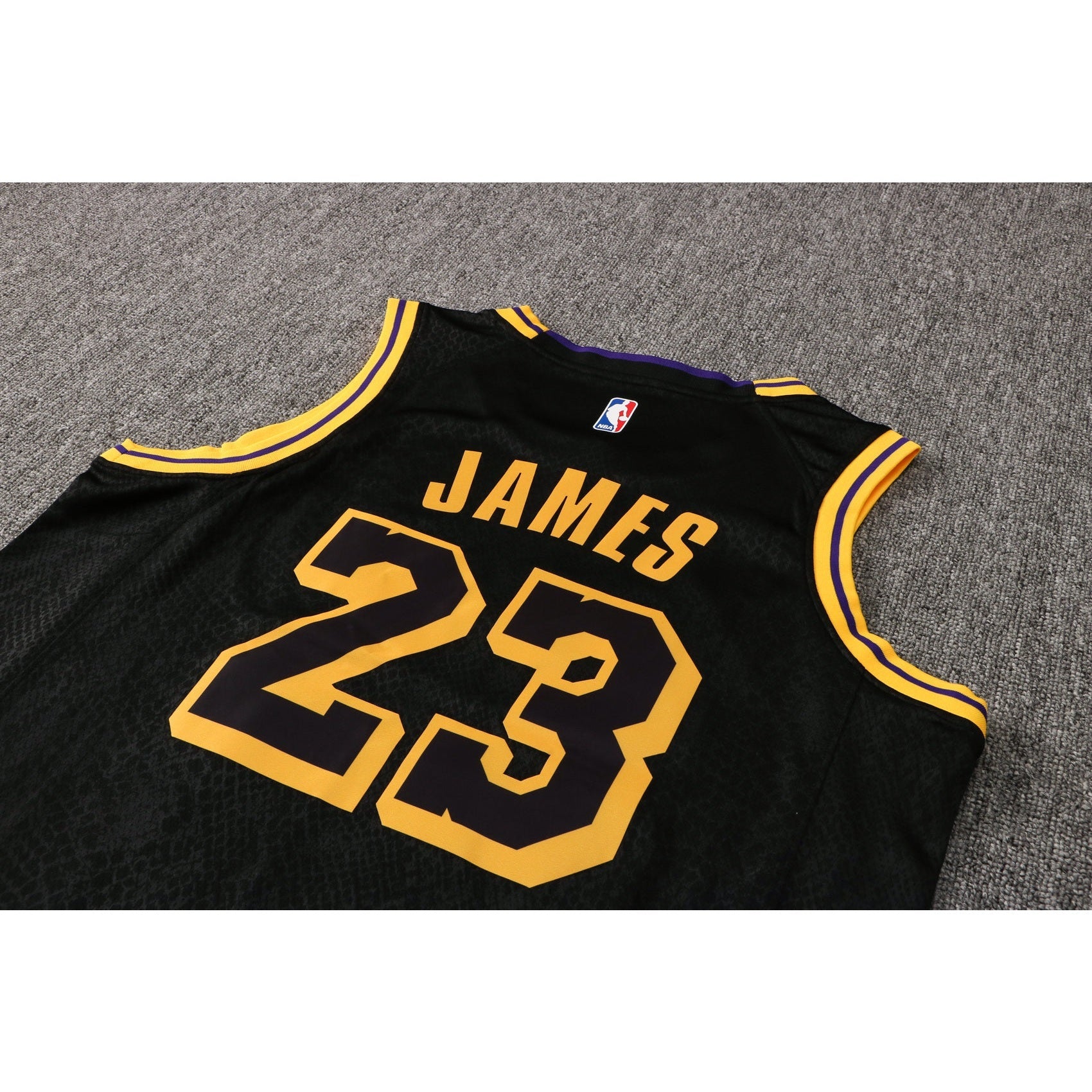 CAMISETA JAMES LAKERS