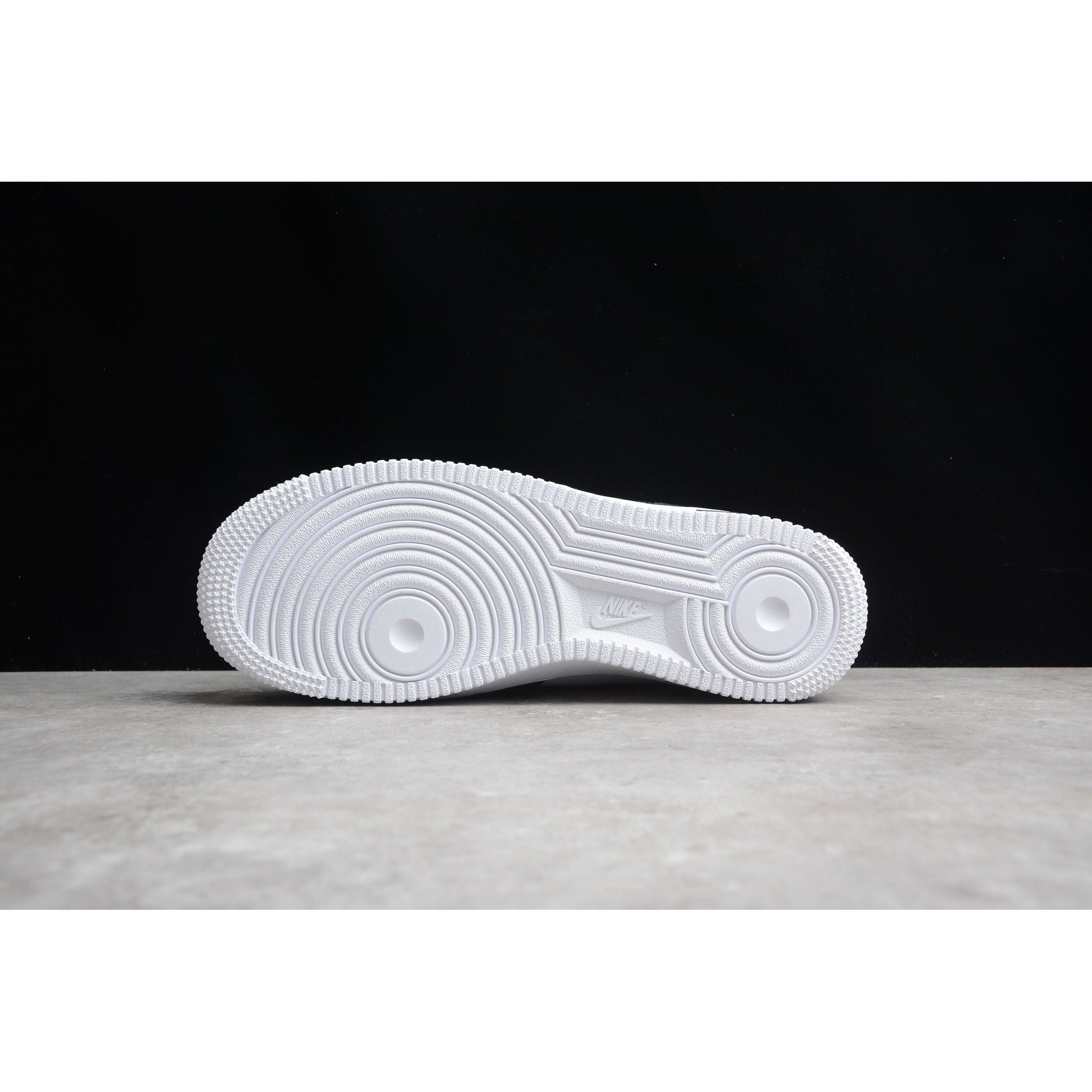 NEW AIR FORCE 1 BLACK AND WHITE