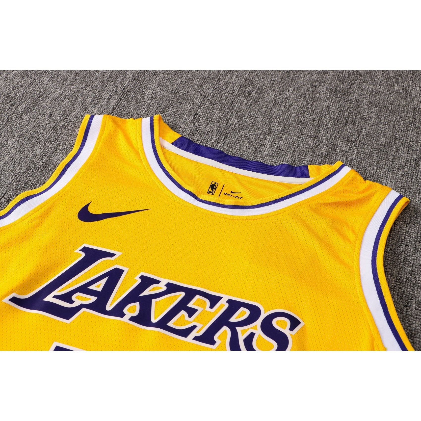 CAMISETA JAMES LAKERS