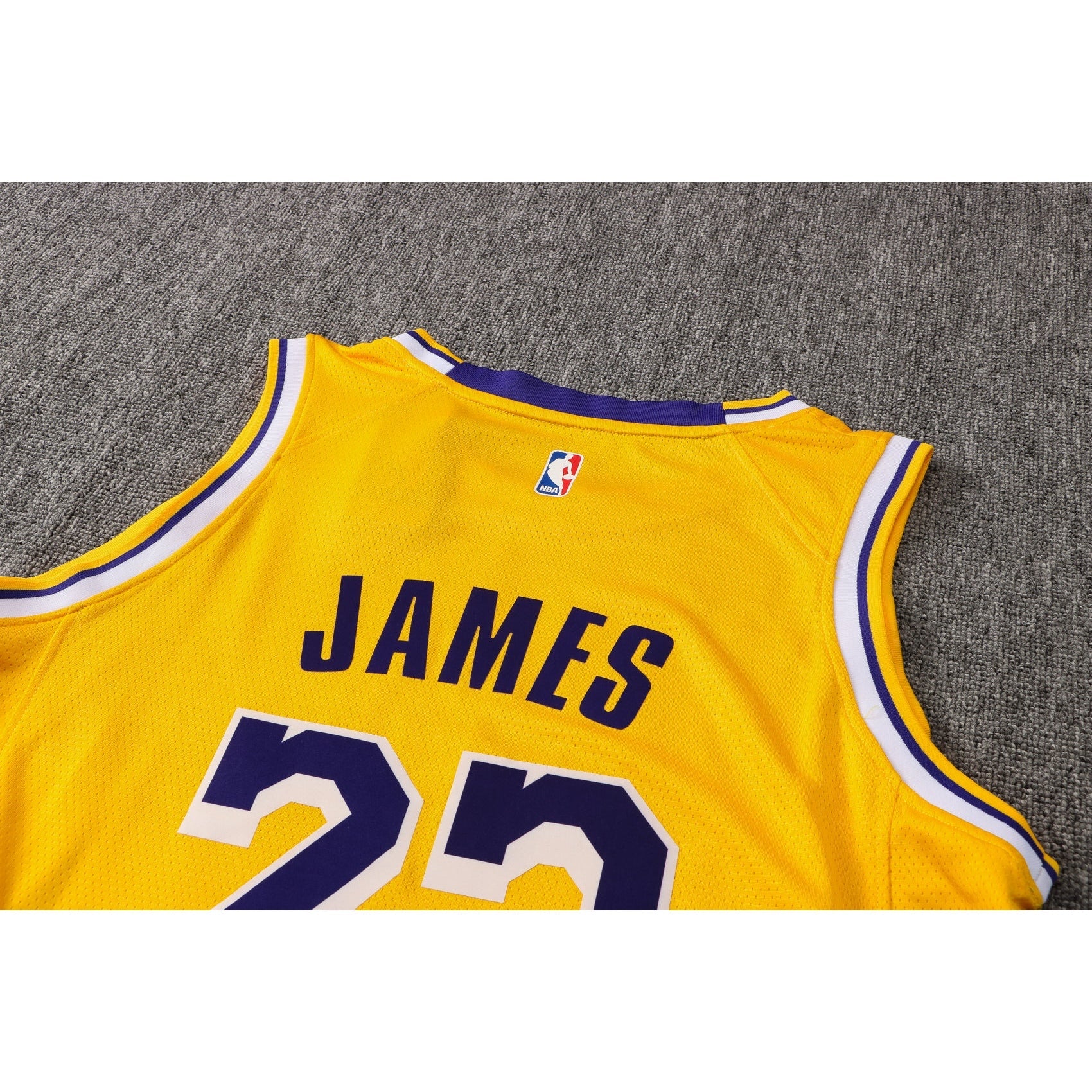 CAMISETA JAMES LAKERS
