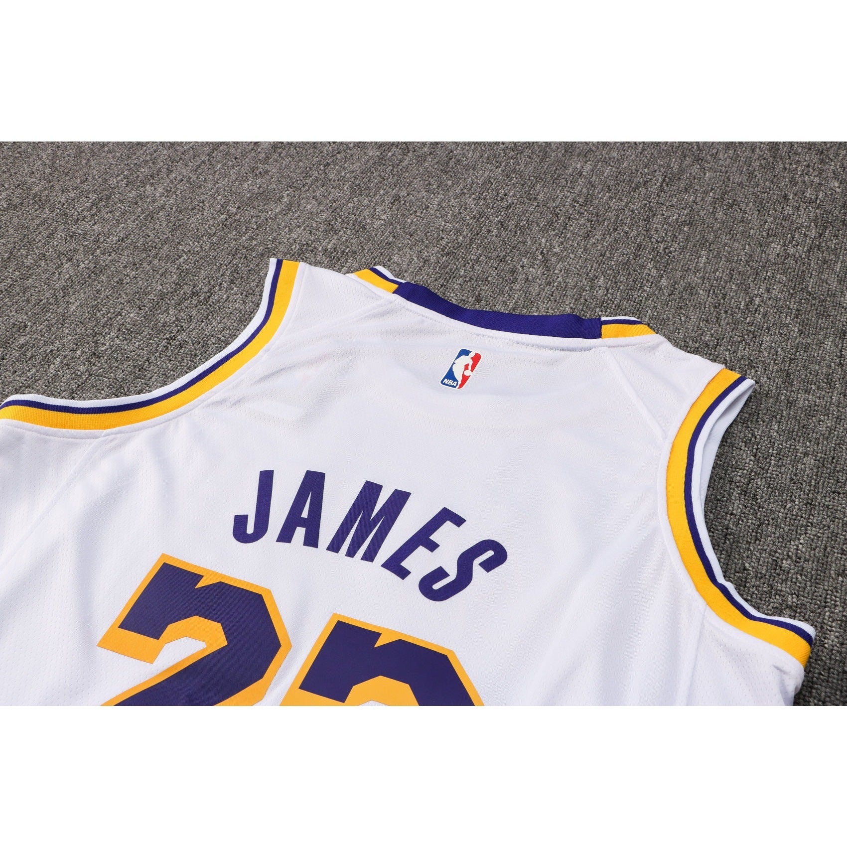 CAMISETA JAMES LAKERS