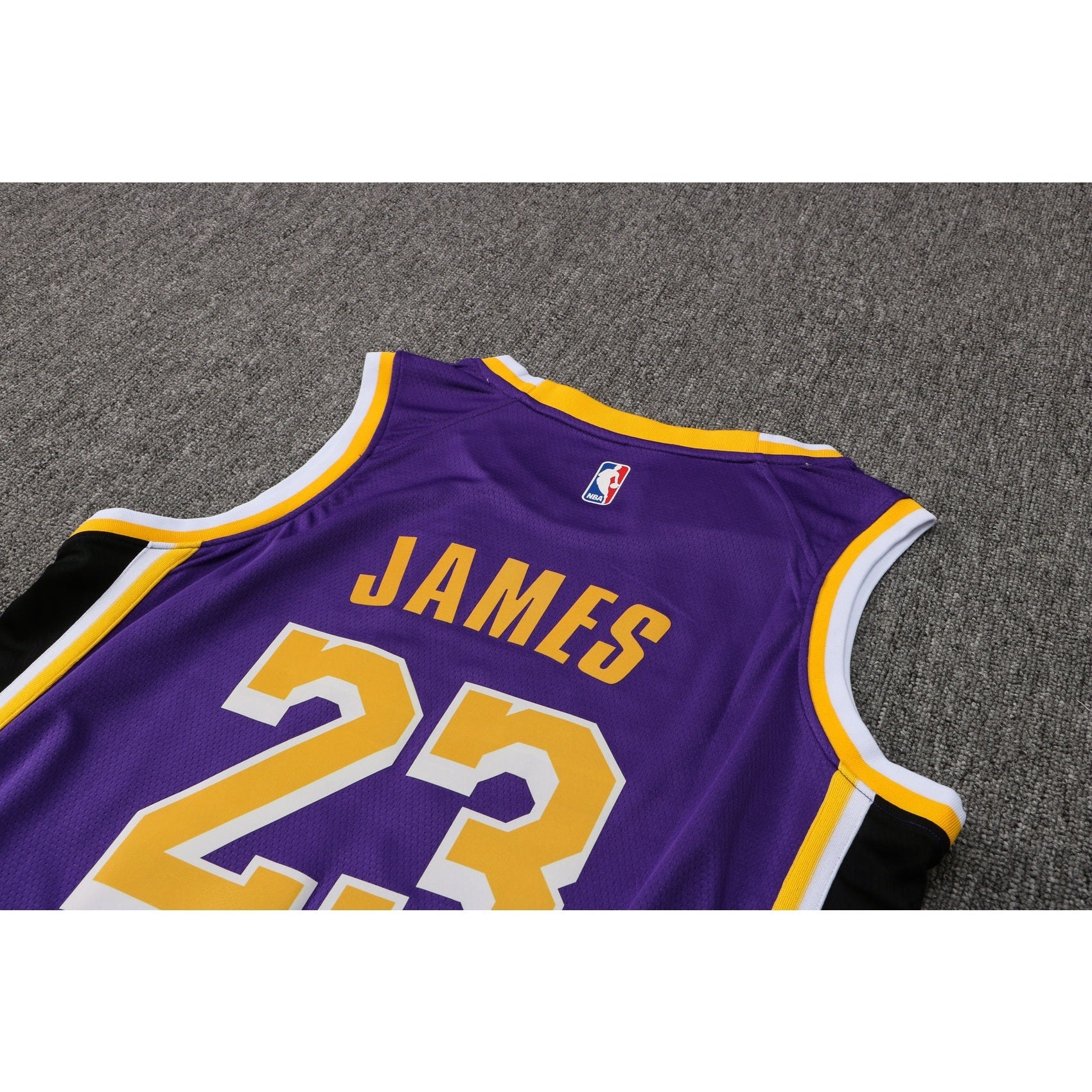 CAMISETA JAMES LAKERS