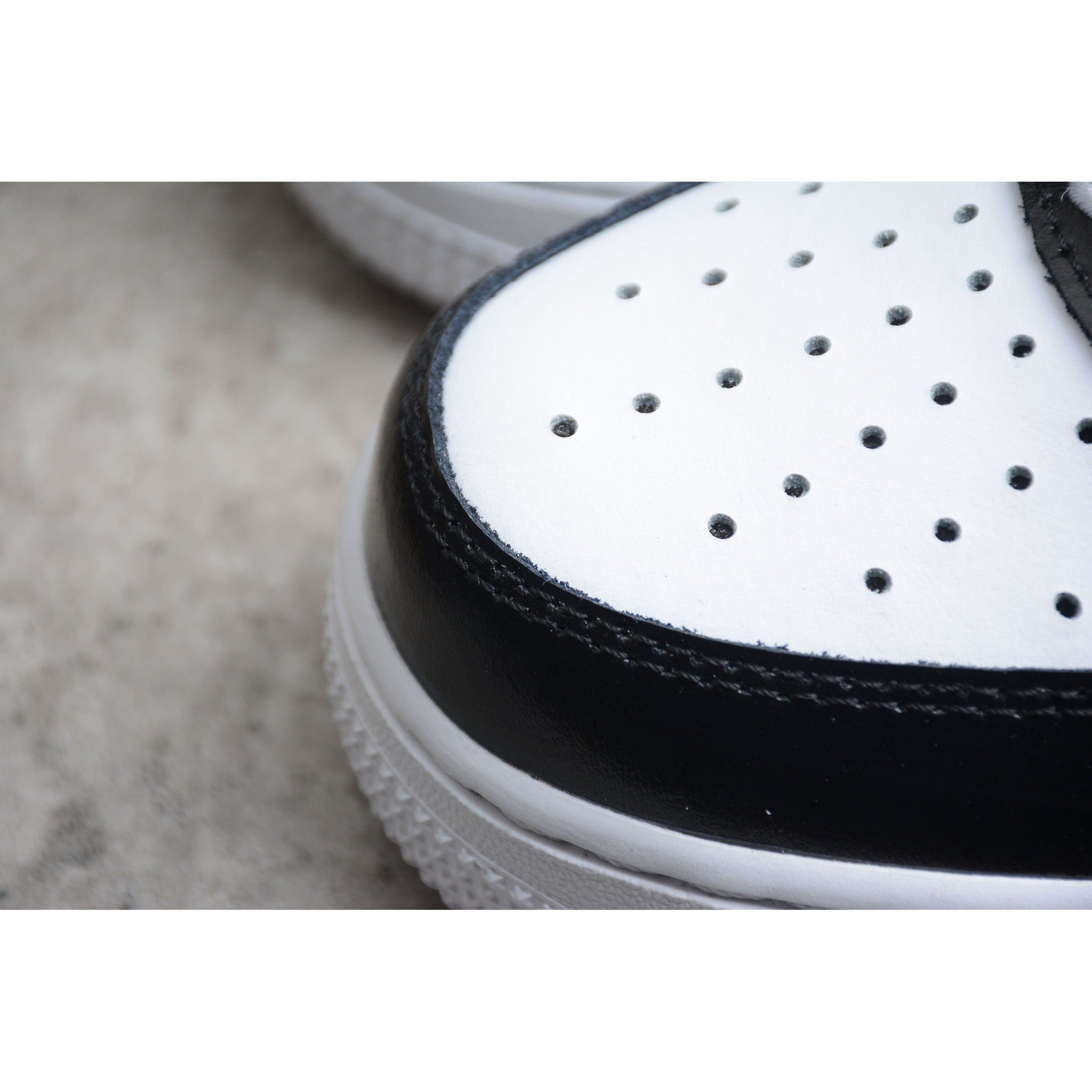 NEW AIR FORCE 1 BLACK AND WHITE